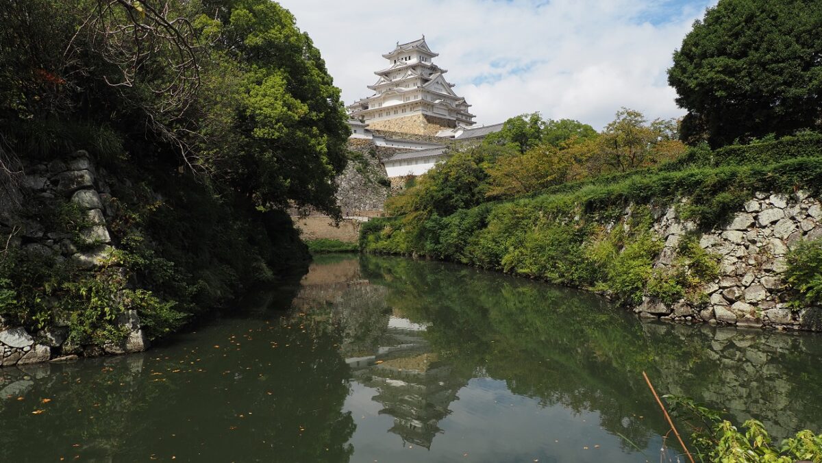 姫路城と水面に映った逆さの姫路城